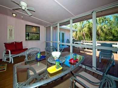 Outdoor dining area & screened lanai